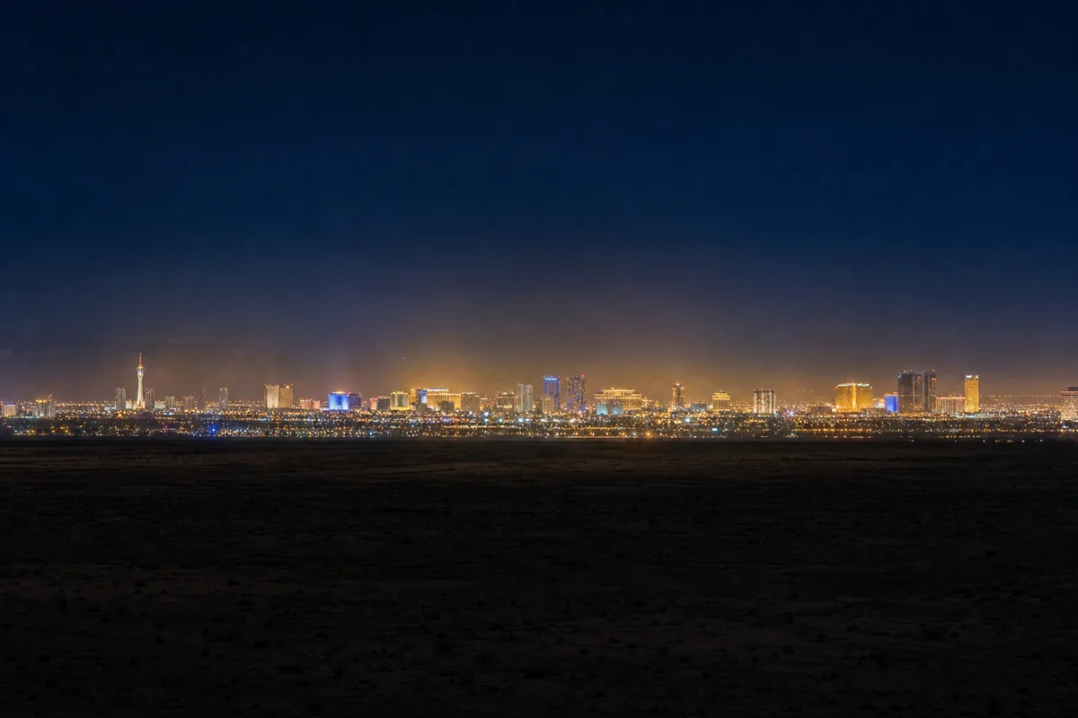 Skyline nocturne du Strip de Las Vegas en silhouettes lumineuses
