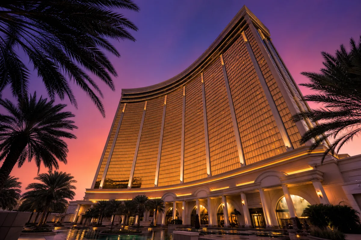 Architecture démesurée d’un hôtel-casino du Strip au crépuscule