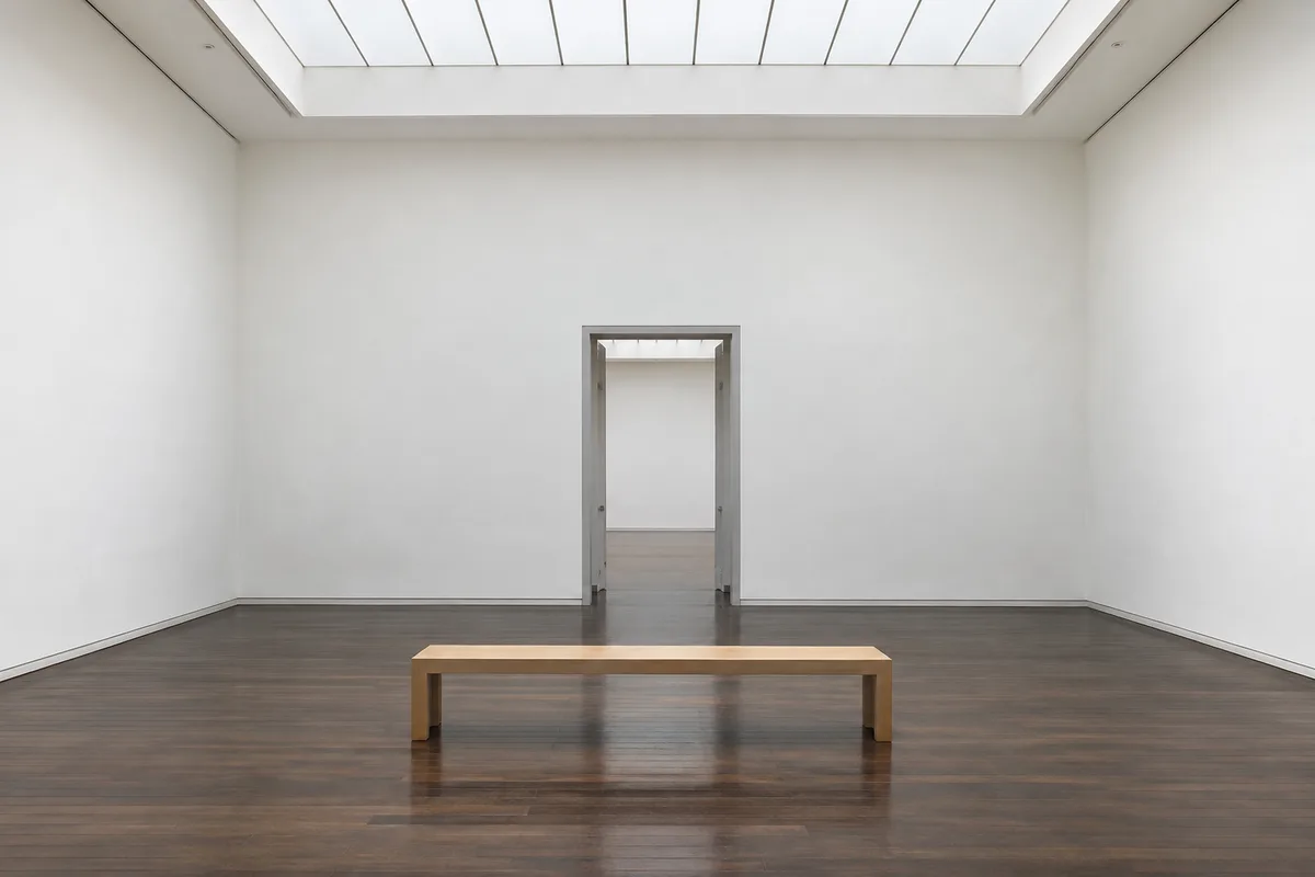Salle de musée aux volumes clairs, cimaises blanches et parquet sombre